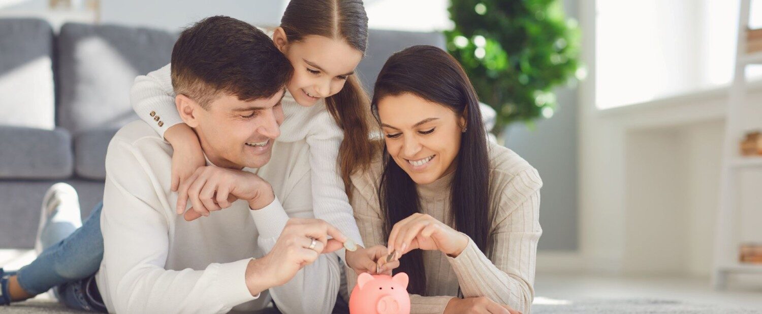 Tėvai ir dukra, kiaulė taupyklė, taupymas